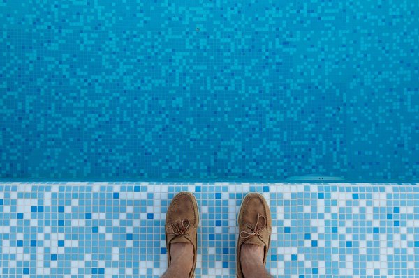 Comment construire une piscine avec un fond en mosaïque artistique?