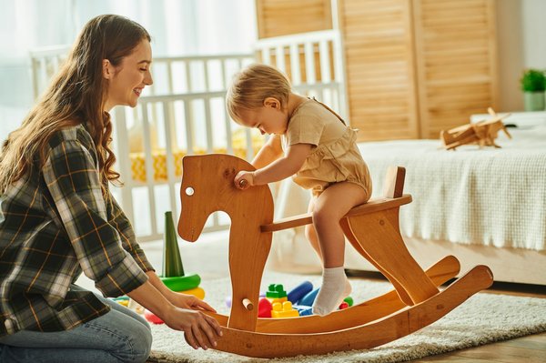Jouets en bois authentiques : offrez un cheval à bascule à votre enfant